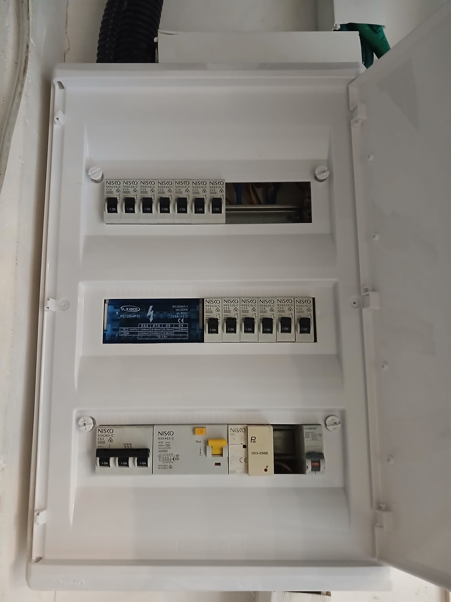 לוח חשמל ביתי מאורגן ומותקן לפי תקן ישראלי — Y.ELECTRIC